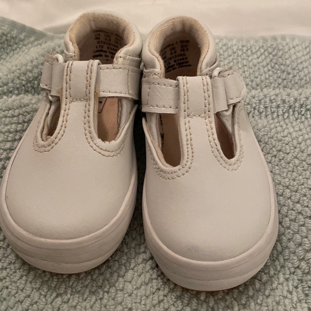Keds white  Daphne T-Strap leather sandal size 4 (toddler)
